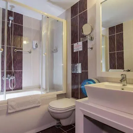 Tarbus Hotel *